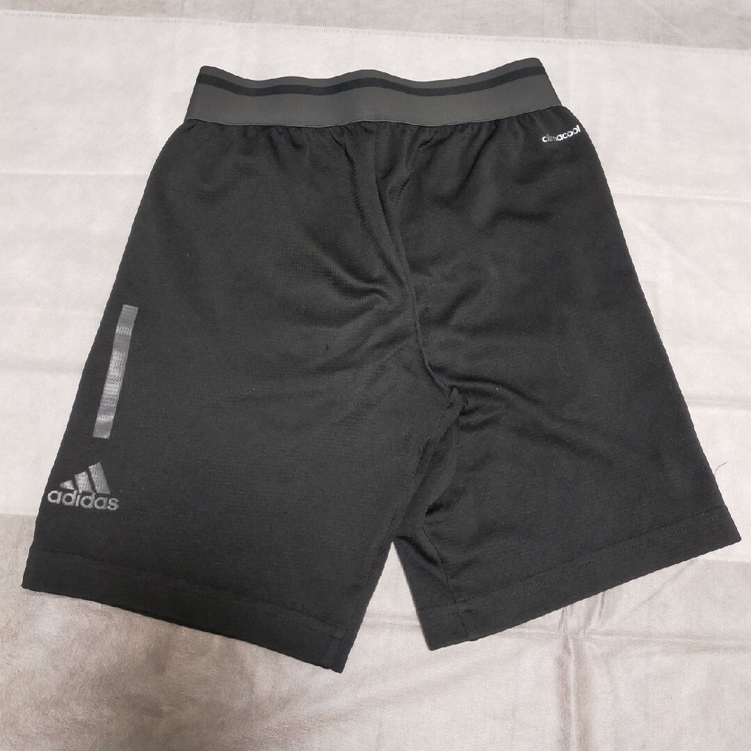 adidas(アディダス)のadidasハーフパンツ キッズ/ベビー/マタニティのキッズ服男の子用(90cm~)(パンツ/スパッツ)の商品写真