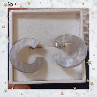 №7 ファッションジュエリー アクリル半フープピアス グレー(ピアス)