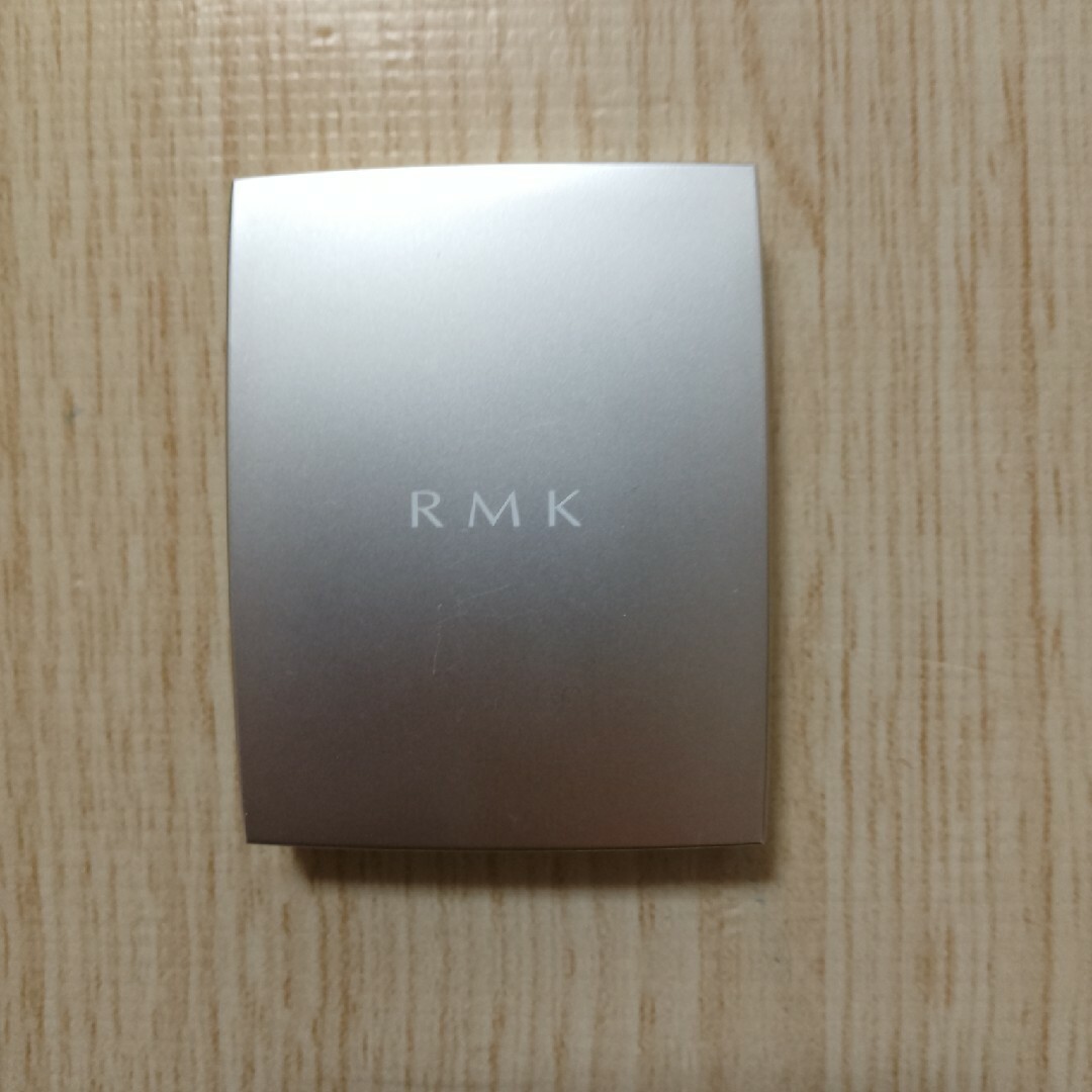 RMK(アールエムケー)のRMK ｼﾙｸﾌｨｯﾄﾌｪｲｽﾊﾟｳﾀﾞｰ P01 コスメ/美容のベースメイク/化粧品(フェイスパウダー)の商品写真