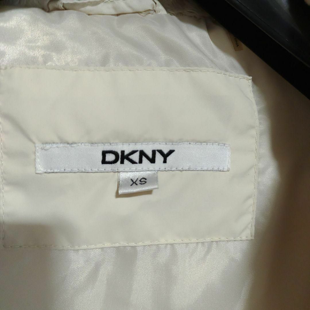 2-18超美品　DKNY　ロングダウンコート　XS　水鳥毛混　オフホワイト レディースのジャケット/アウター(ダウンジャケット)の商品写真