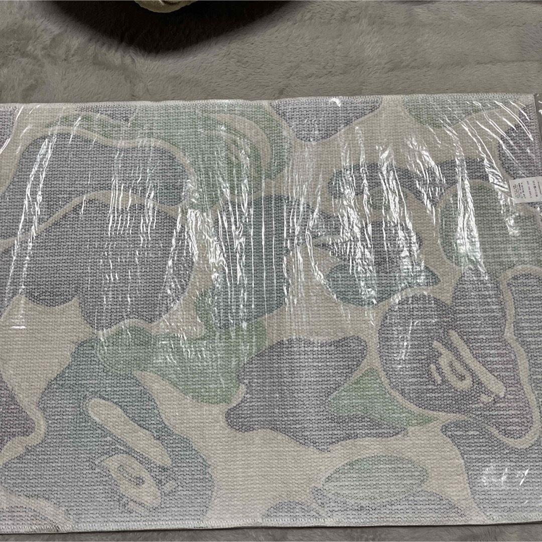 A BATHING APE(アベイシングエイプ)のAPE BAPE KAWS RAG MAT ラグマット　CAMO 迷彩　HOME インテリア/住まい/日用品のラグ/カーペット/マット(ラグ)の商品写真