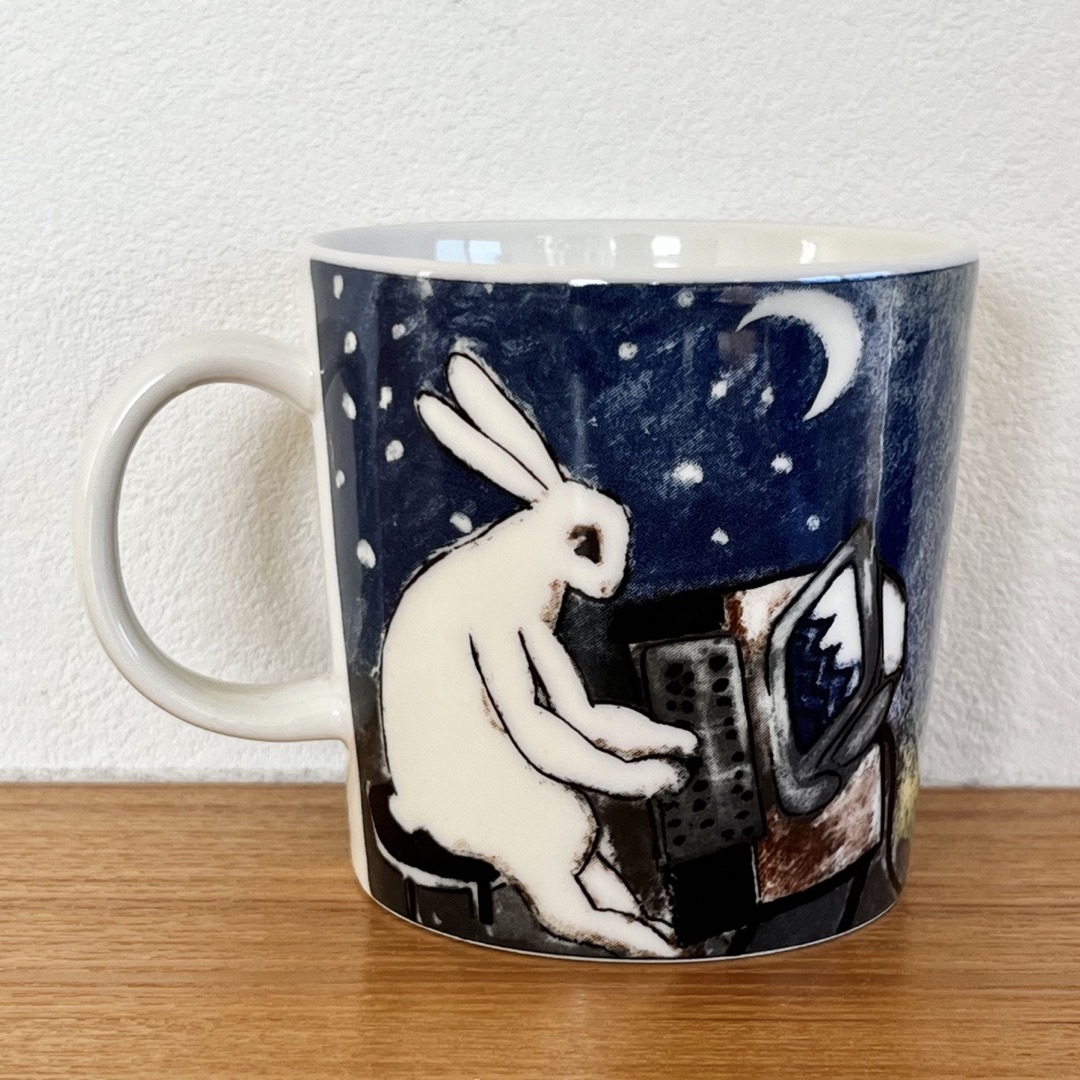 ARABIA(アラビア)の【別注品】ARABIA ヘルヤ バニーマグカップ "PC Bunnies" インテリア/住まい/日用品のキッチン/食器(食器)の商品写真