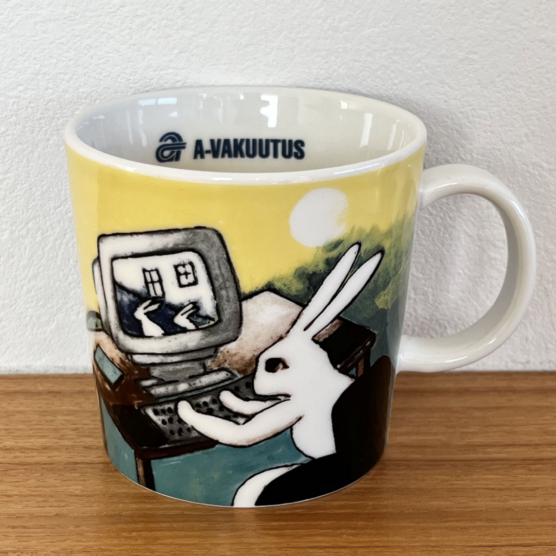 ARABIA(アラビア)の【別注品】ARABIA ヘルヤ バニーマグカップ "PC Bunnies" インテリア/住まい/日用品のキッチン/食器(食器)の商品写真