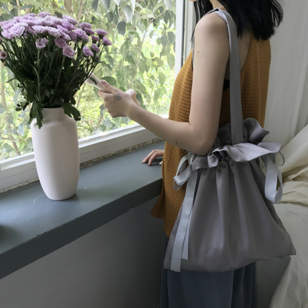 サテン 風 巾着 トート グレー 新品 未使用 美品 レディース 韓国 ミニ レディースのバッグ(トートバッグ)の商品写真