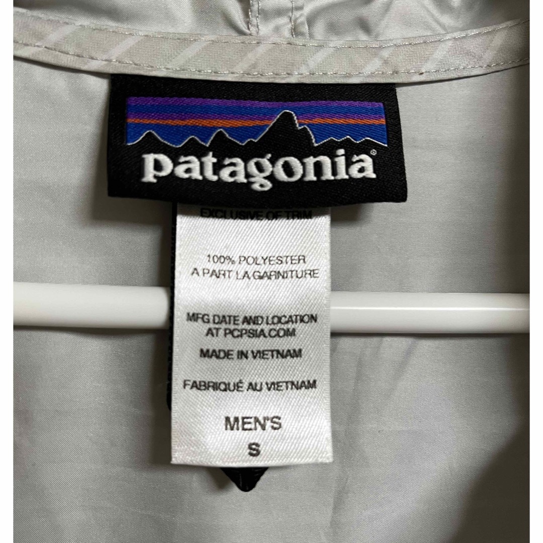 patagonia(パタゴニア)のパタゴニア ウインドブレーカー メンズS マウンテンパーカー グレー 軽量 メンズのジャケット/アウター(マウンテンパーカー)の商品写真