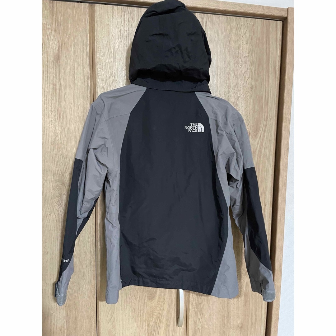 THE NORTH FACE(ザノースフェイス)の本物THE NORTH FACEの黒グレーのジャケットコート　ボーイズMで大人S メンズのジャケット/アウター(マウンテンパーカー)の商品写真