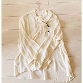 ユニクロ(UNIQLO)のユニクロ +Jジルサンダー ボウタイシルクブラウス(シャツ/ブラウス(長袖/七分))