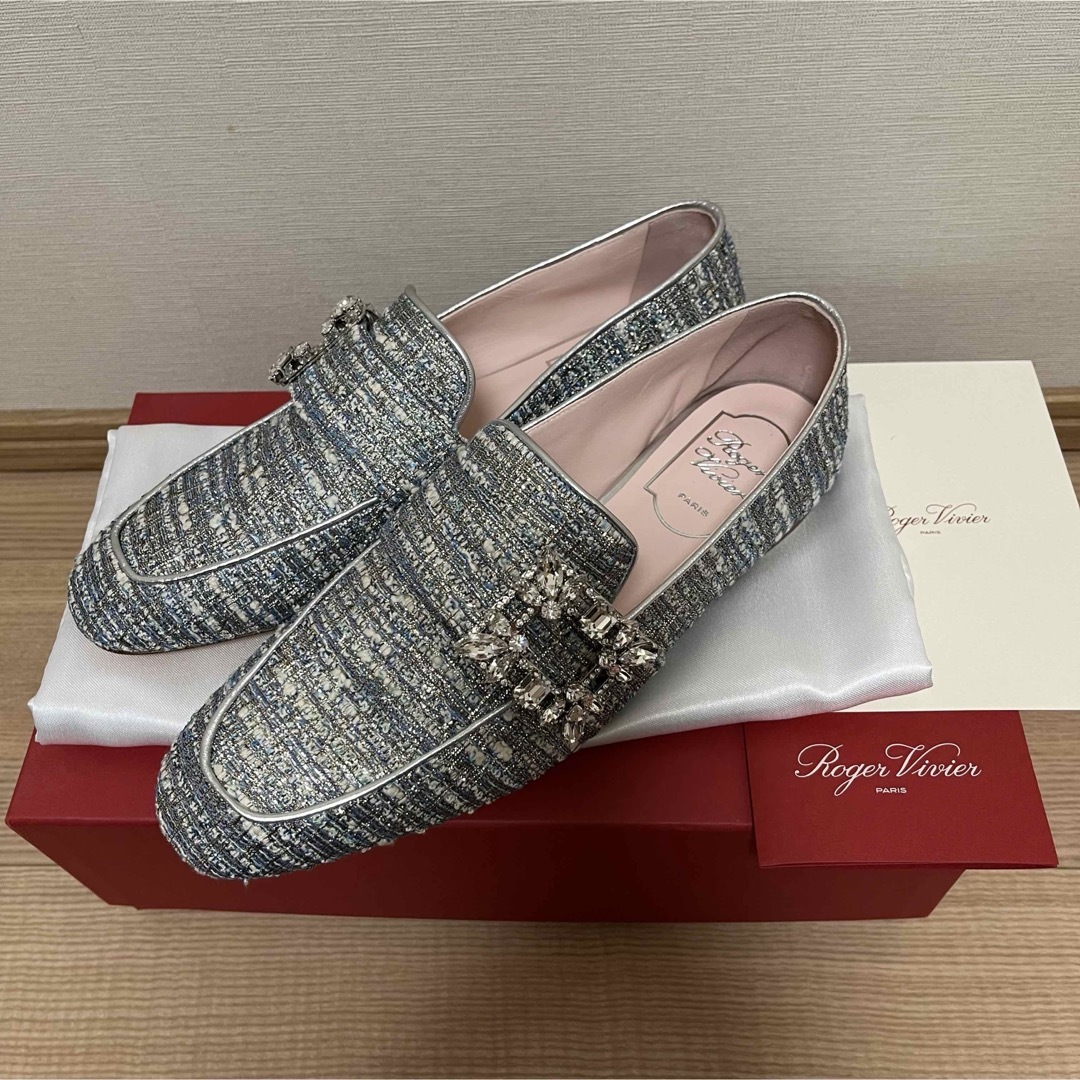 ROGER VIVIER(ロジェヴィヴィエ)の新品未使用品！ロジェヴィヴィエ.ビジュー付きローファー.36.5.水色.ツイード レディースの靴/シューズ(ローファー/革靴)の商品写真