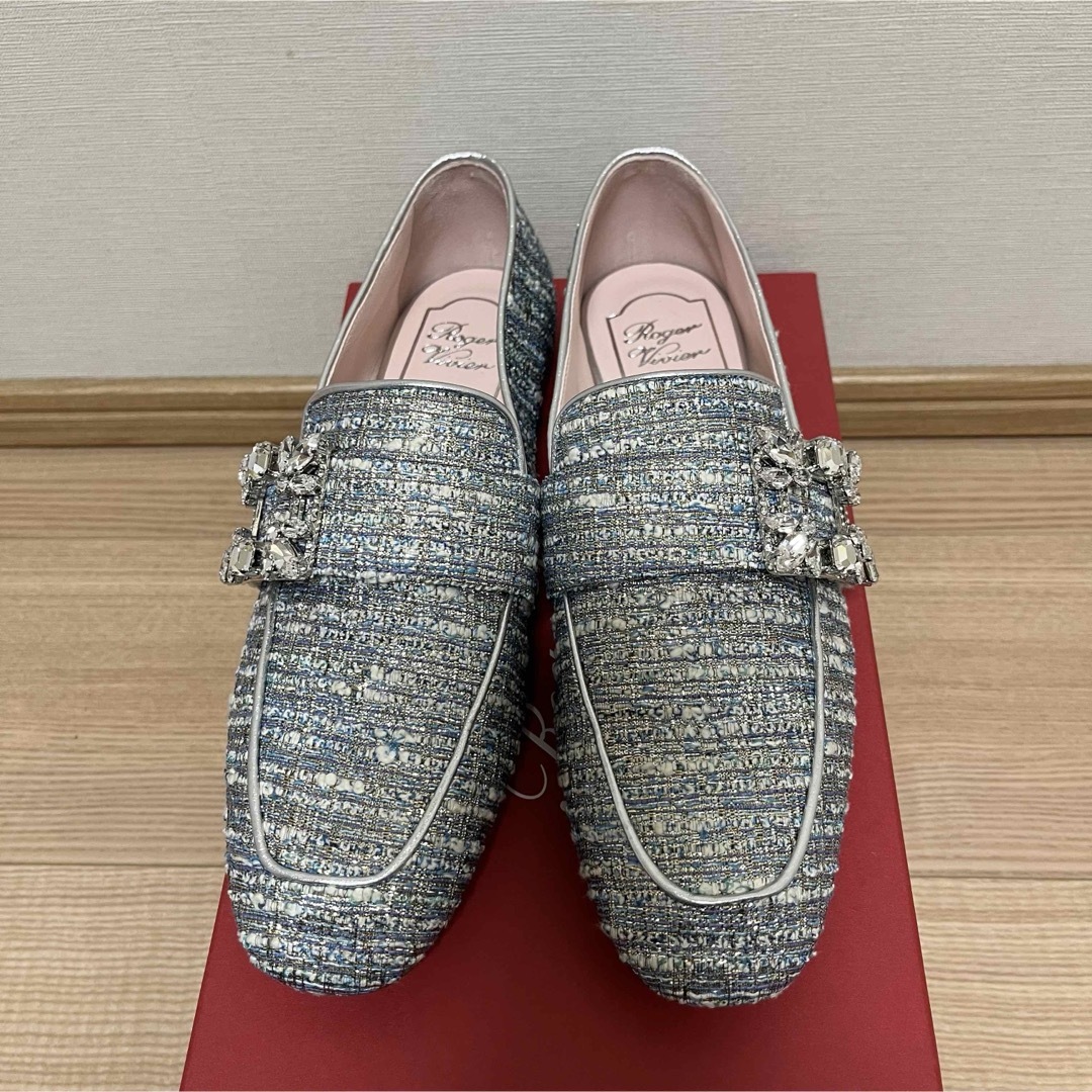 ROGER VIVIER(ロジェヴィヴィエ)の新品未使用品！ロジェヴィヴィエ.ビジュー付きローファー.36.5.水色.ツイード レディースの靴/シューズ(ローファー/革靴)の商品写真