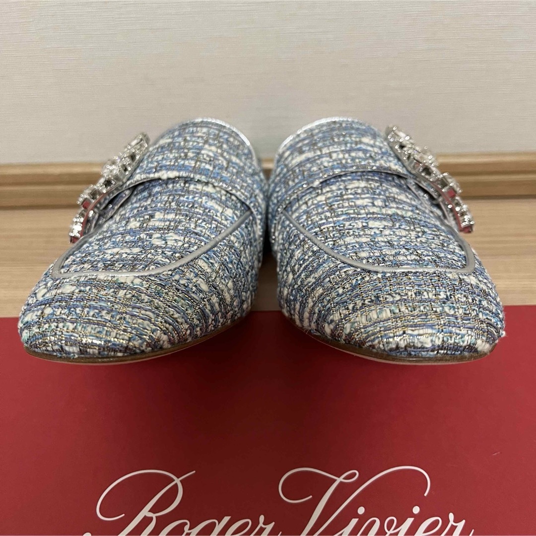ROGER VIVIER(ロジェヴィヴィエ)の新品未使用品！ロジェヴィヴィエ.ビジュー付きローファー.36.5.水色.ツイード レディースの靴/シューズ(ローファー/革靴)の商品写真