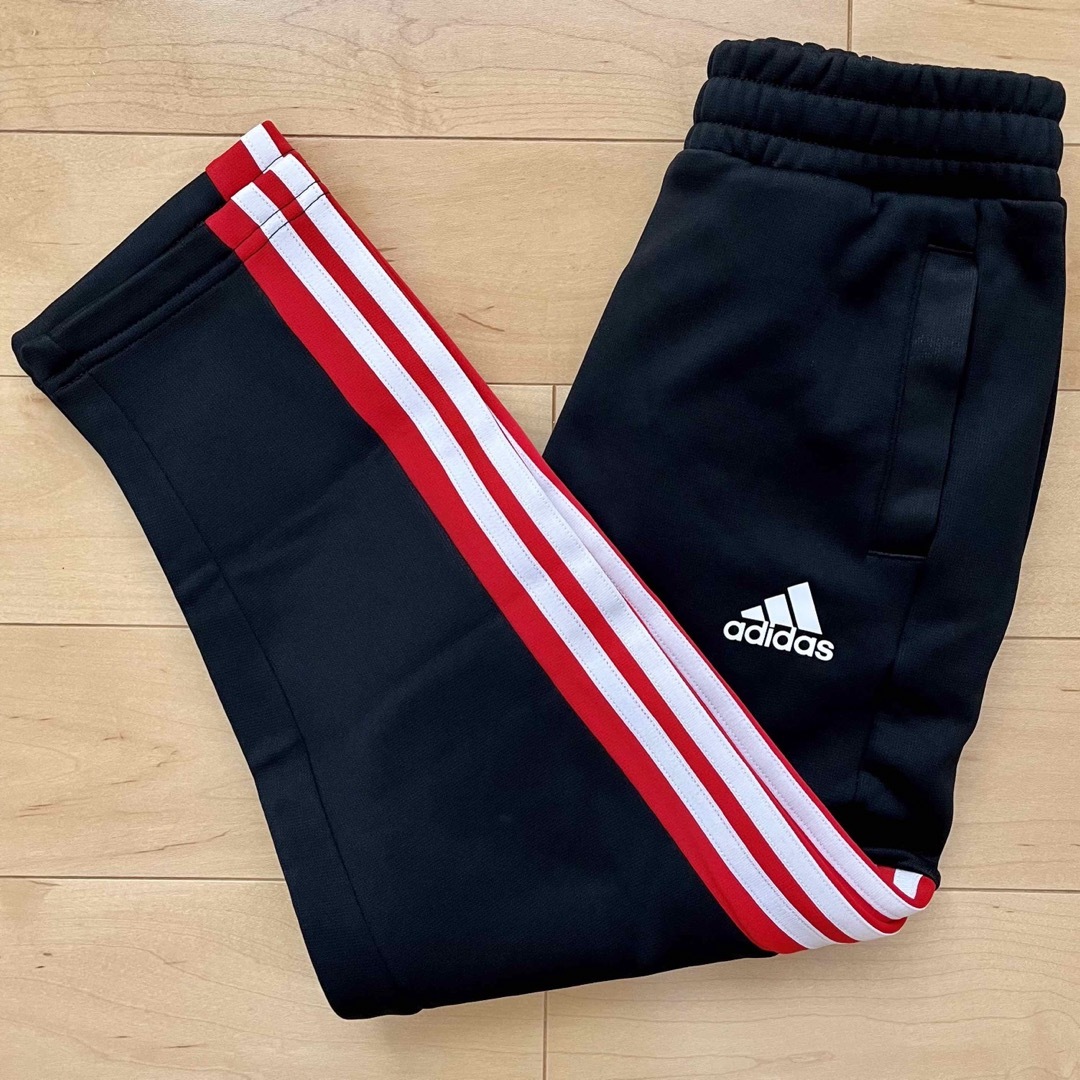 adidas(アディダス)のadidas アディダス スウェットパンツ 140cm 黒×赤 ☆新品未使用 キッズ/ベビー/マタニティのキッズ服男の子用(90cm~)(パンツ/スパッツ)の商品写真