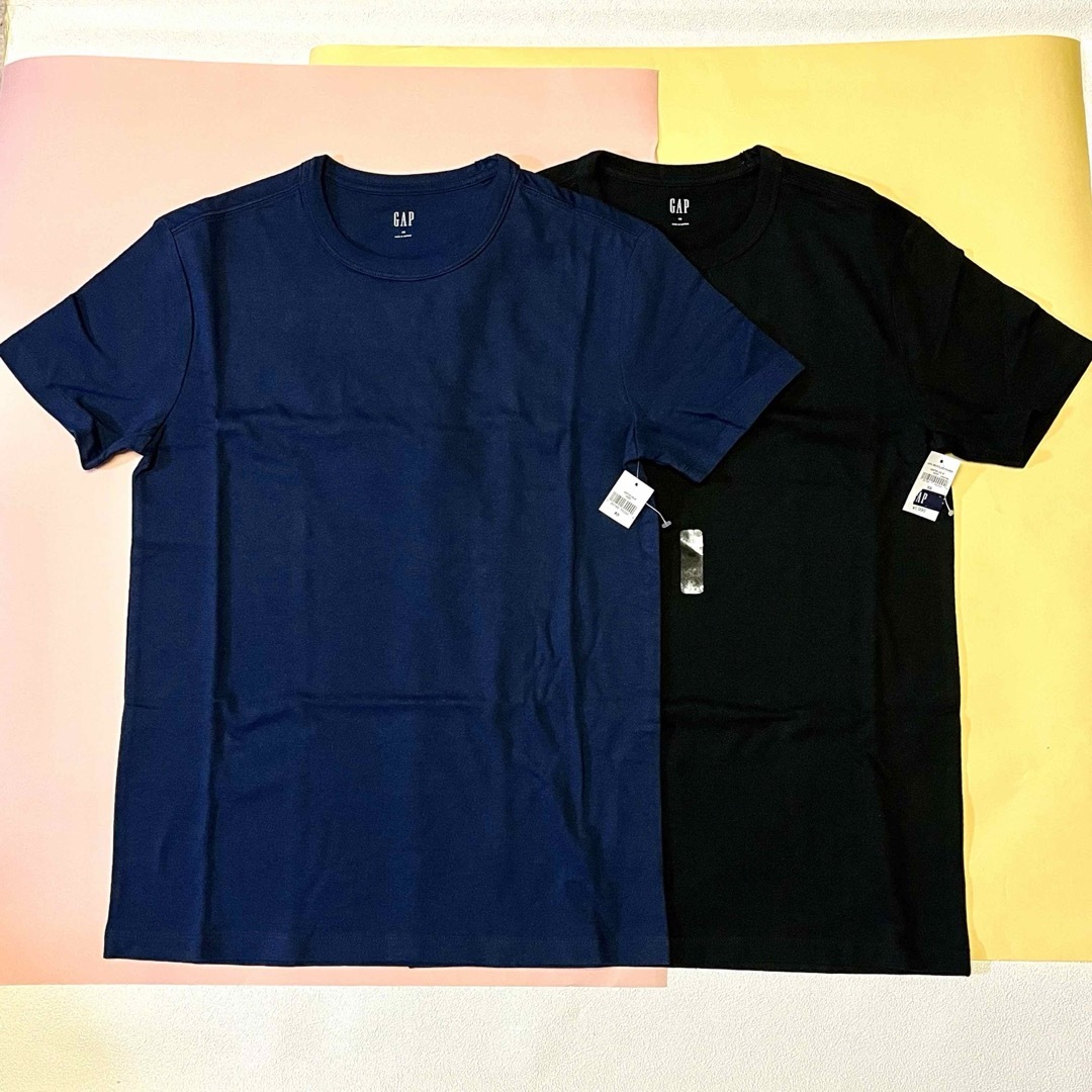 GAP(ギャップ)のGAPメンズXSサイズ Tシャツ タグ付き　新品未使用　紺・黒2枚セット メンズのトップス(Tシャツ/カットソー(半袖/袖なし))の商品写真