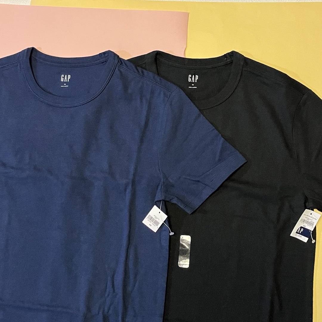 GAP(ギャップ)のGAPメンズXSサイズ Tシャツ タグ付き　新品未使用　紺・黒2枚セット メンズのトップス(Tシャツ/カットソー(半袖/袖なし))の商品写真