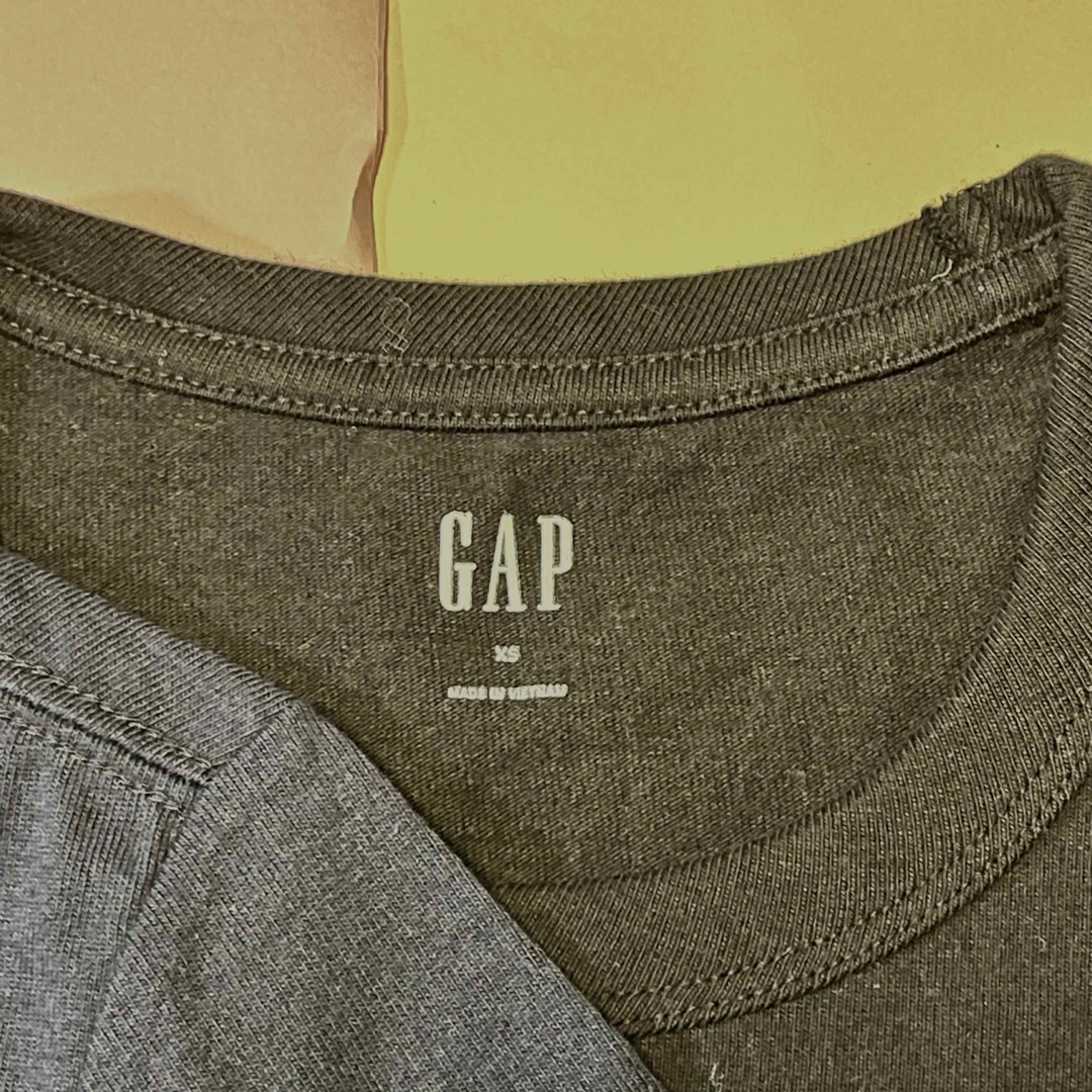 GAP(ギャップ)のGAPメンズXSサイズ Tシャツ タグ付き　新品未使用　紺・黒2枚セット メンズのトップス(Tシャツ/カットソー(半袖/袖なし))の商品写真