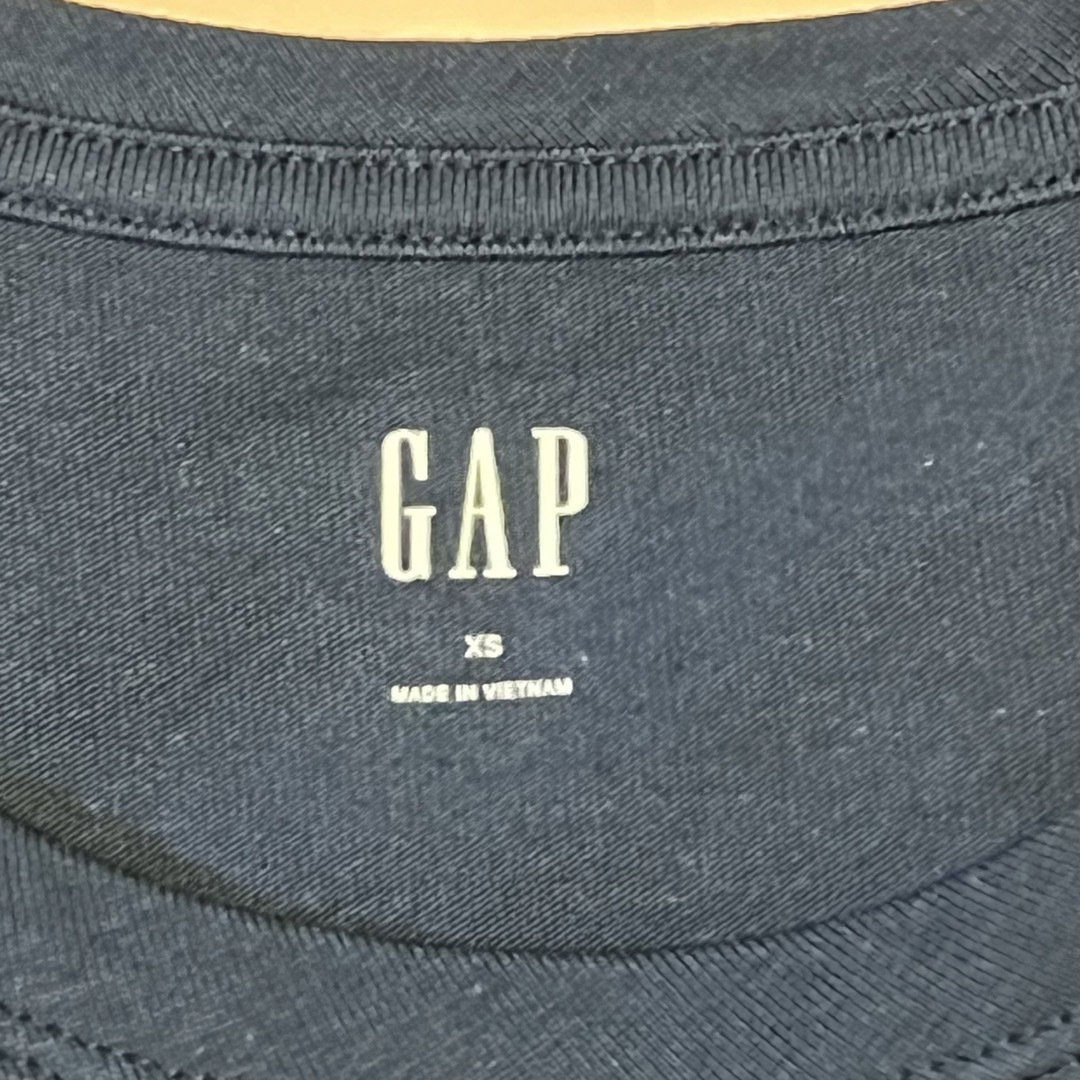 GAP(ギャップ)のGAPメンズXSサイズ Tシャツ タグ付き　新品未使用　紺・黒2枚セット メンズのトップス(Tシャツ/カットソー(半袖/袖なし))の商品写真