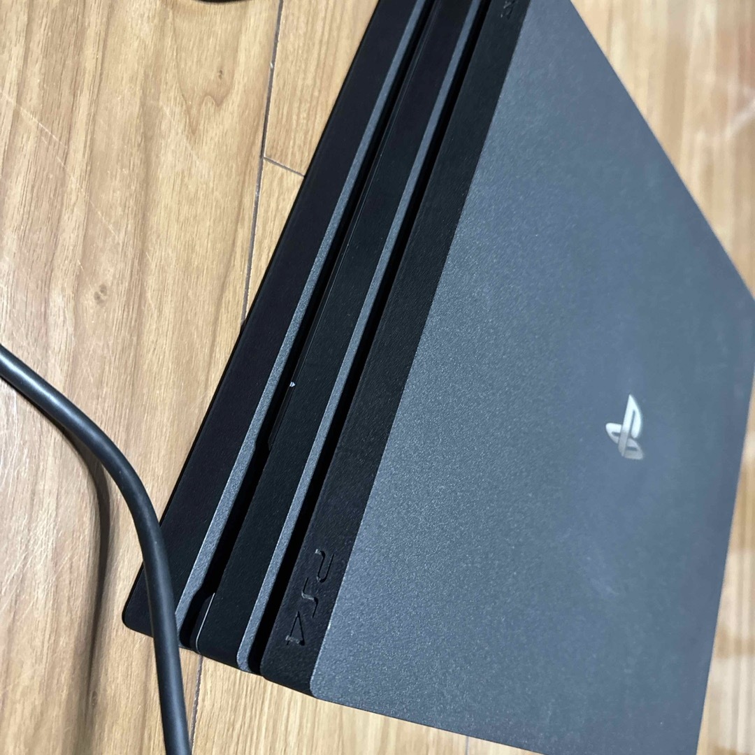 PS4 Pro 1TB CUH-7000B ジェットブラック エンタメ/ホビーのゲームソフト/ゲーム機本体(家庭用ゲーム機本体)の商品写真