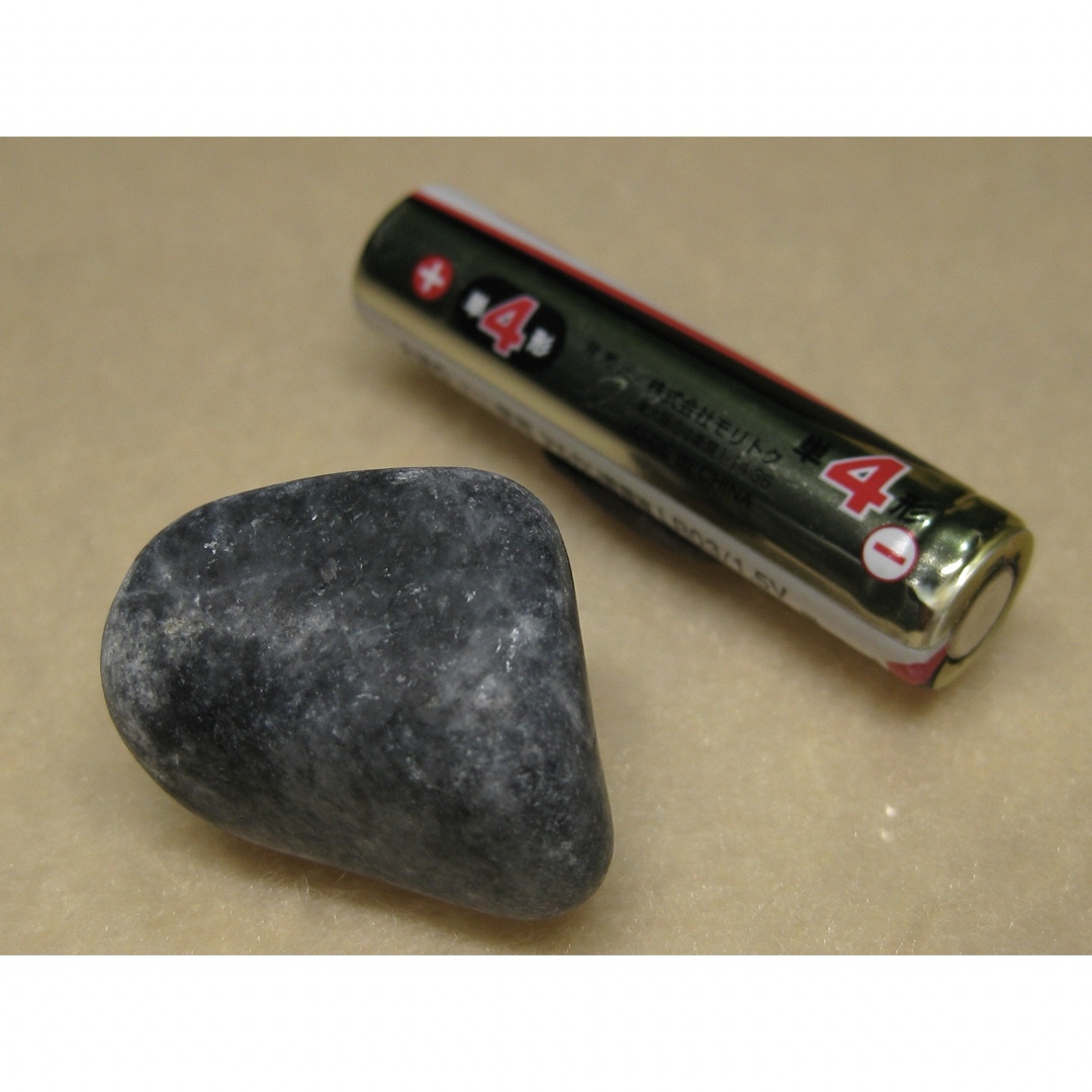 糸魚川翡翠 10g 黒ヒスイ 原石 ひすいの通販 by J-MAN's shop 糸魚川翡翠 10g 黒ヒスイ 原石 ひすいの通販 by J-MAN's shop