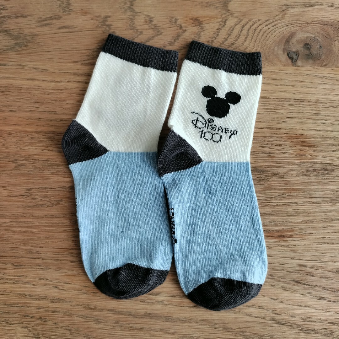 H&M(エイチアンドエム)の【H&M】Disney100 MICKEY キッズ靴下 2足 16-18cm キッズ/ベビー/マタニティのこども用ファッション小物(靴下/タイツ)の商品写真