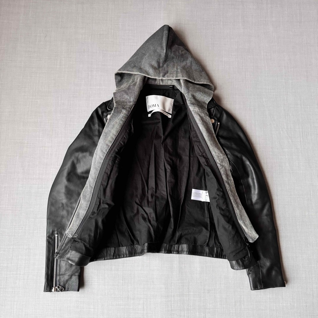 DOMA(ドマ)の美品 DOMA ラムレザー ライダースジャケット XS フーディ ブラック レディースのジャケット/アウター(ライダースジャケット)の商品写真