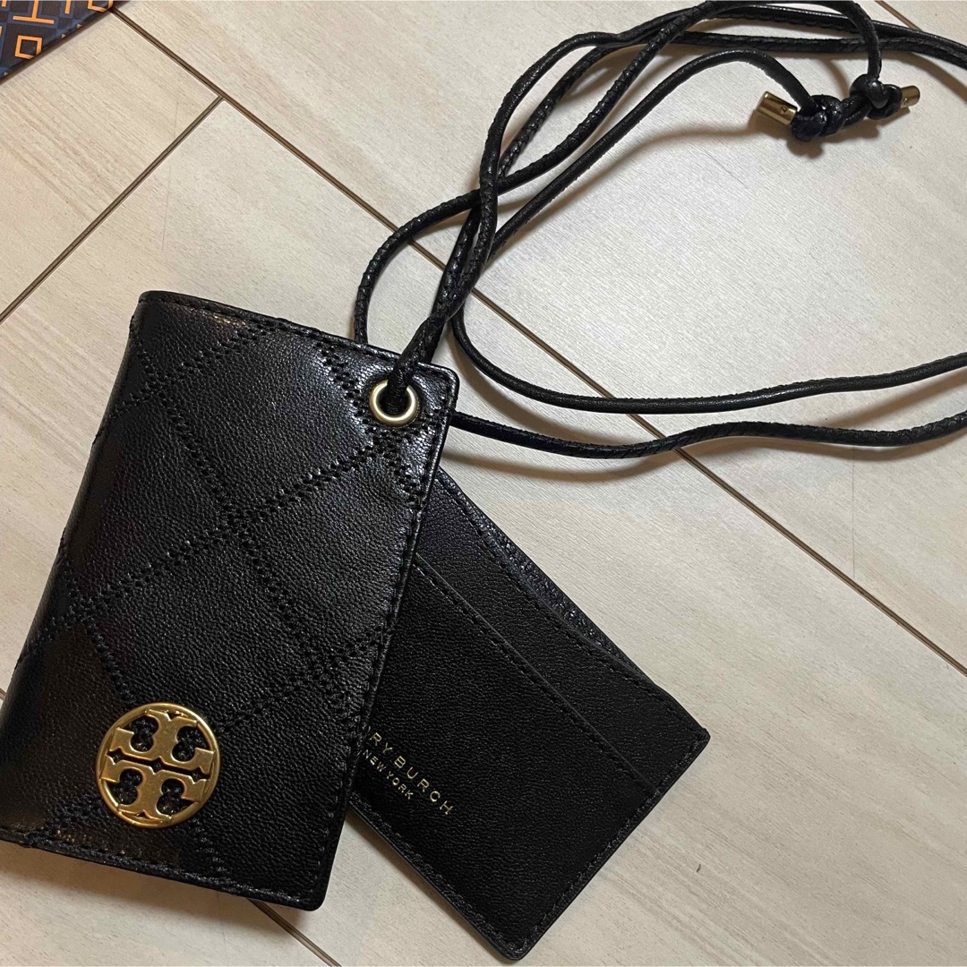 Tory Burch(トリーバーチ)のGW限定特価！トリーバーチ　ネックストラップ付き　カードケースブラック　黒 レディースのファッション小物(パスケース/IDカードホルダー)の商品写真