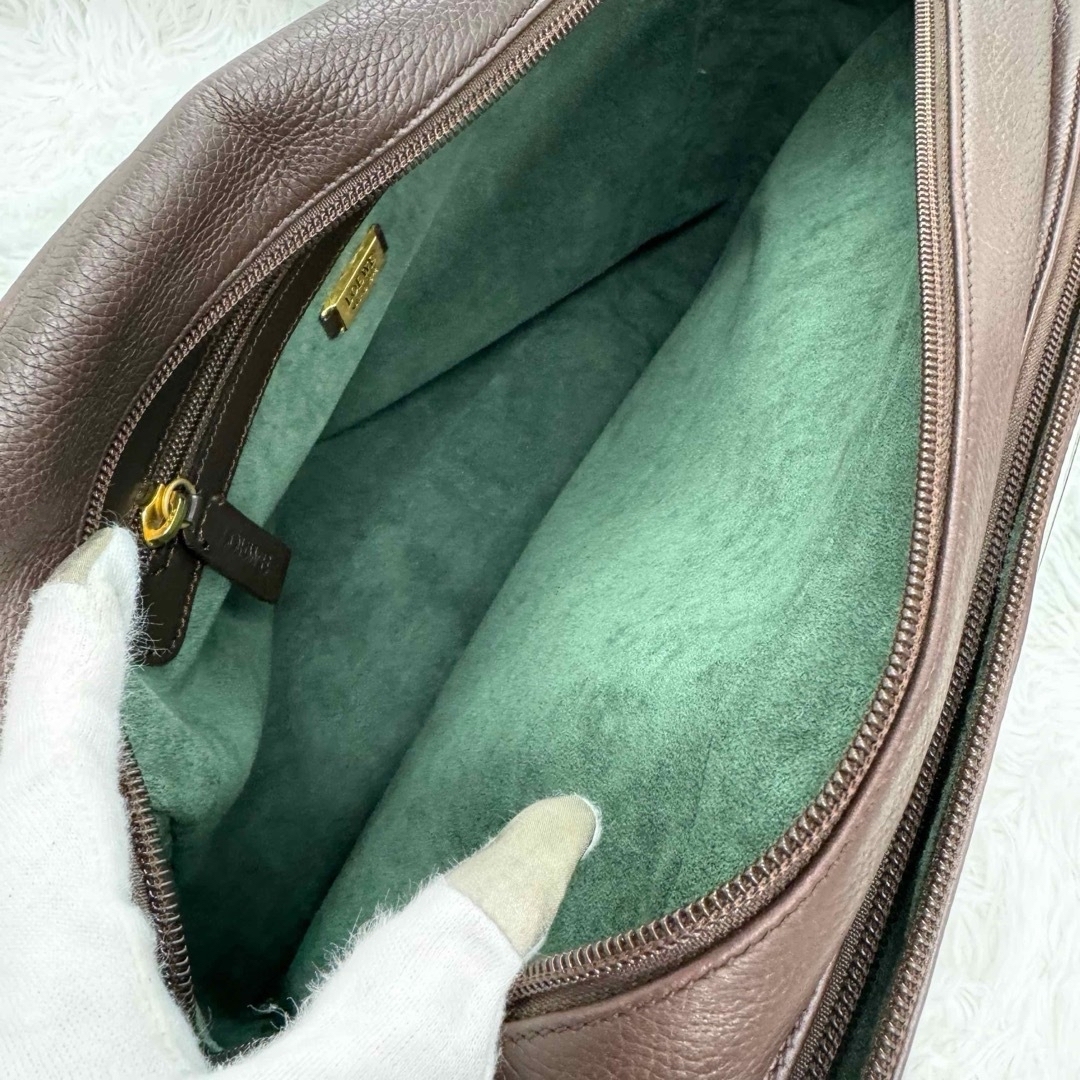 LOEWE(ロエベ)の美品✨LOEWE ロエベ　大容量　ショルダーバッグ　アナグラム　ロゴ型押し メンズのバッグ(ショルダーバッグ)の商品写真