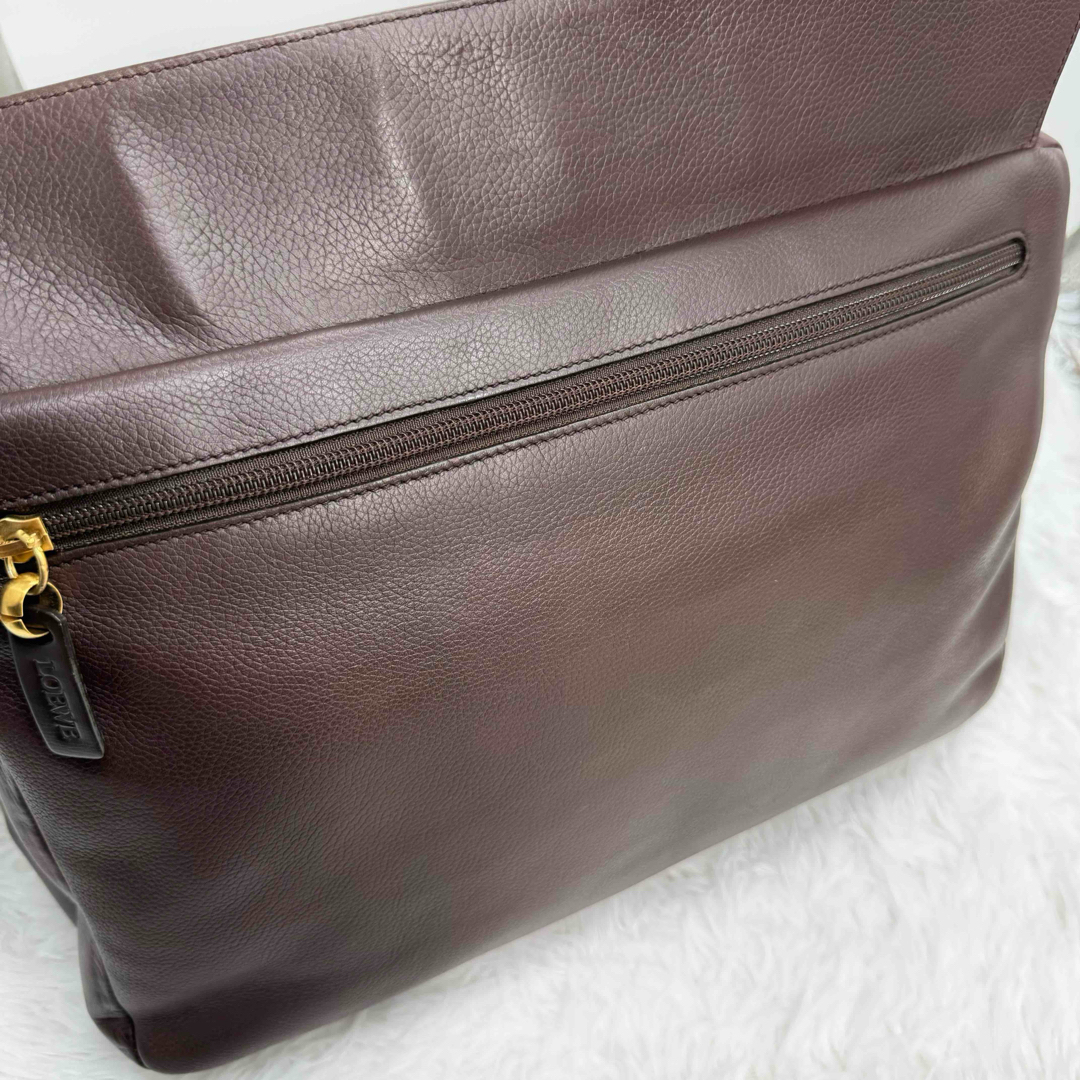 LOEWE(ロエベ)の美品✨LOEWE ロエベ　大容量　ショルダーバッグ　アナグラム　ロゴ型押し メンズのバッグ(ショルダーバッグ)の商品写真