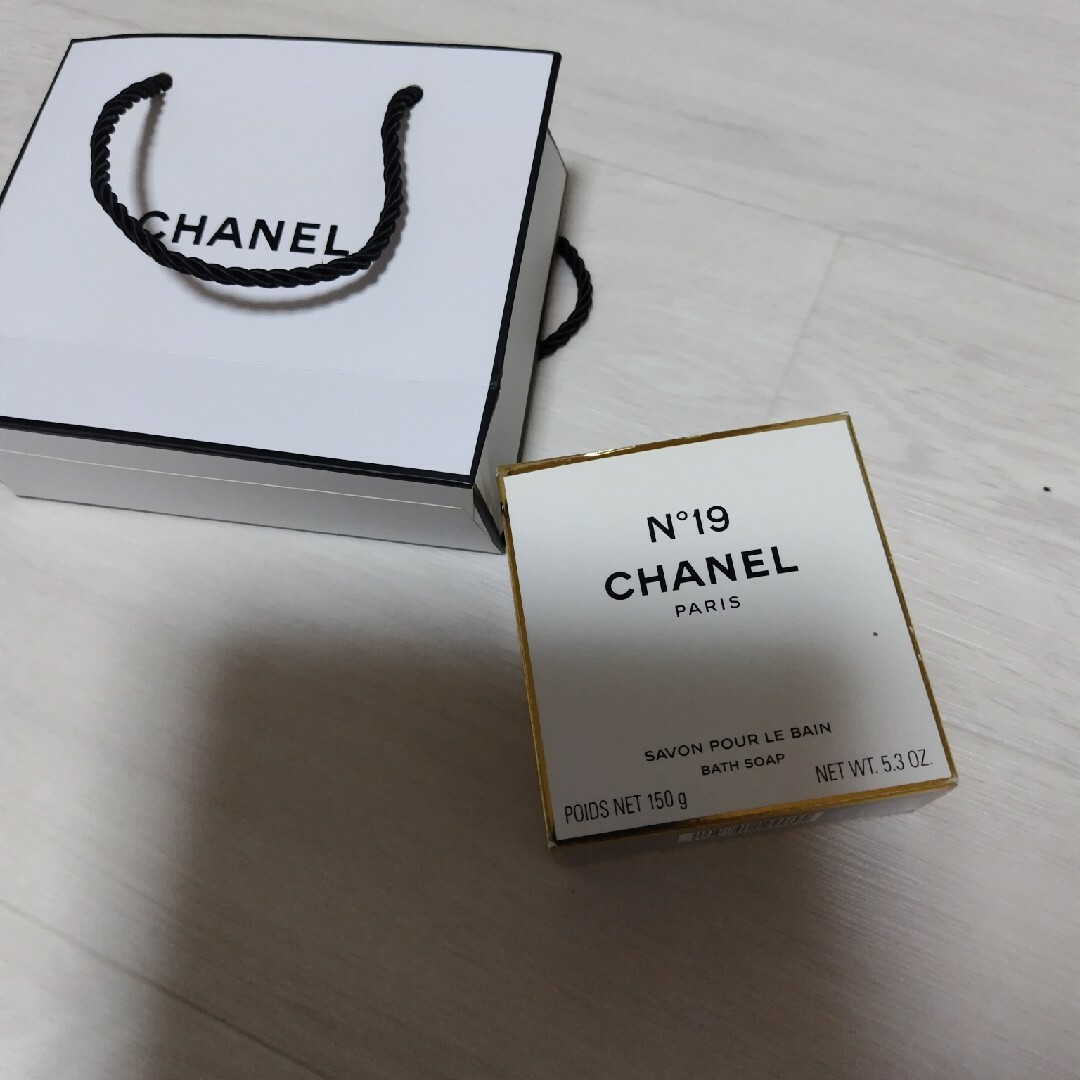 CHANEL(シャネル)の新品　CHANEL１９番 コスメ/美容のボディケア(ボディソープ/石鹸)の商品写真