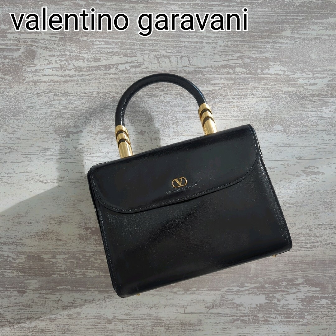 valentino garavani(ヴァレンティノガラヴァーニ)の【ヴァレンティノ ガラヴァーニ】ハンドバッグ ブラック×ゴールド レザー D-1 レディースのバッグ(ハンドバッグ)の商品写真