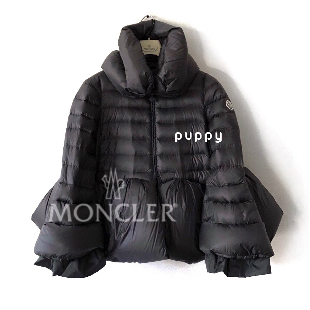 MONCLER(モンクレール)のMONCLER モンクレール ダウン フリル ポンチョSacai レディースのジャケット/アウター(ダウンジャケット)の商品写真