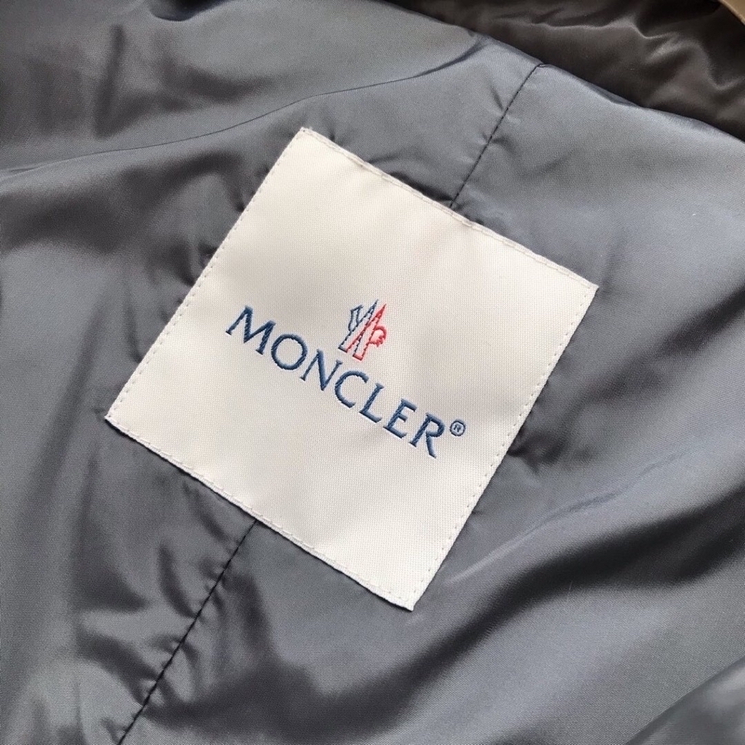 MONCLER(モンクレール)のMONCLER モンクレール ダウン フリル ポンチョSacai レディースのジャケット/アウター(ダウンジャケット)の商品写真