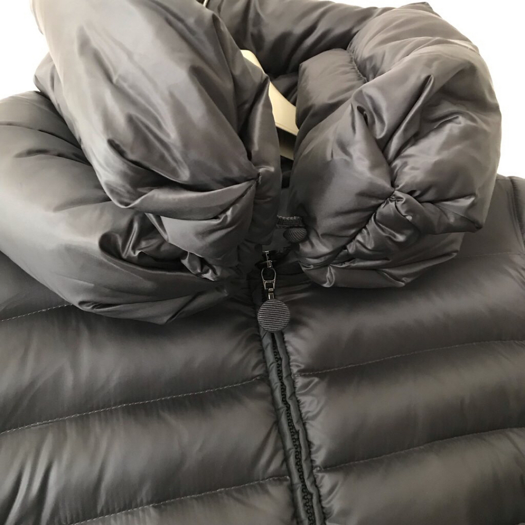 MONCLER(モンクレール)のMONCLER モンクレール ダウン フリル ポンチョSacai レディースのジャケット/アウター(ダウンジャケット)の商品写真