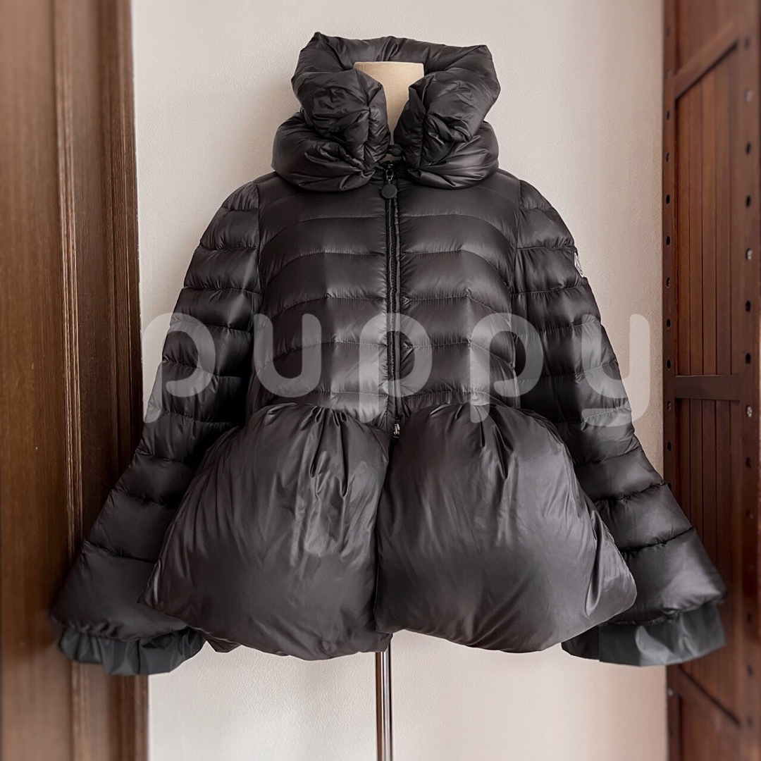 MONCLER(モンクレール)のMONCLER モンクレール ダウン フリル ポンチョSacai レディースのジャケット/アウター(ダウンジャケット)の商品写真