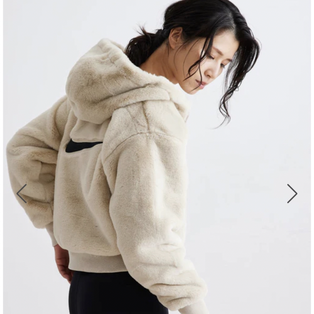 新品未使用ですNIKE ウィメンズ　スウッシュFAUX FURジャケット　ブラウン