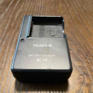 フジフイルム(富士フイルム)の富士フイルム　バッテリー充電器　BC-70(バッテリー/充電器)