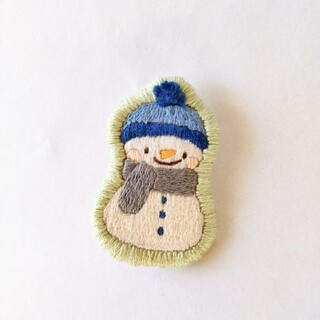 刺繍の可愛い雪だるまブローチ(コサージュ/ブローチ)