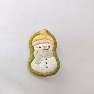 刺繍の可愛い雪だるまブローチ(コサージュ/ブローチ)