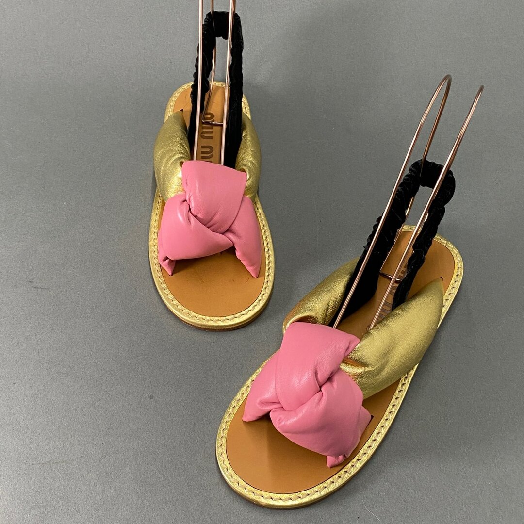 miumiu(ミュウミュウ)の1L10《未使用》miumiu ミュウミュウ Knotted Flat Sandals フラットレザーサンダル 36(22～23cm程度) ピンク ゴールド イタリア製 レディースの靴/シューズ(サンダル)の商品写真