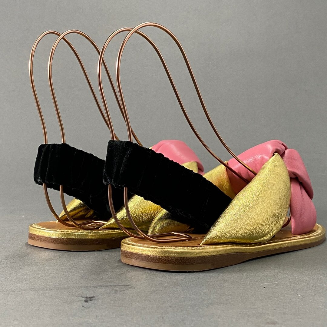 miumiu(ミュウミュウ)の1L10《未使用》miumiu ミュウミュウ Knotted Flat Sandals フラットレザーサンダル 36(22～23cm程度) ピンク ゴールド イタリア製 レディースの靴/シューズ(サンダル)の商品写真