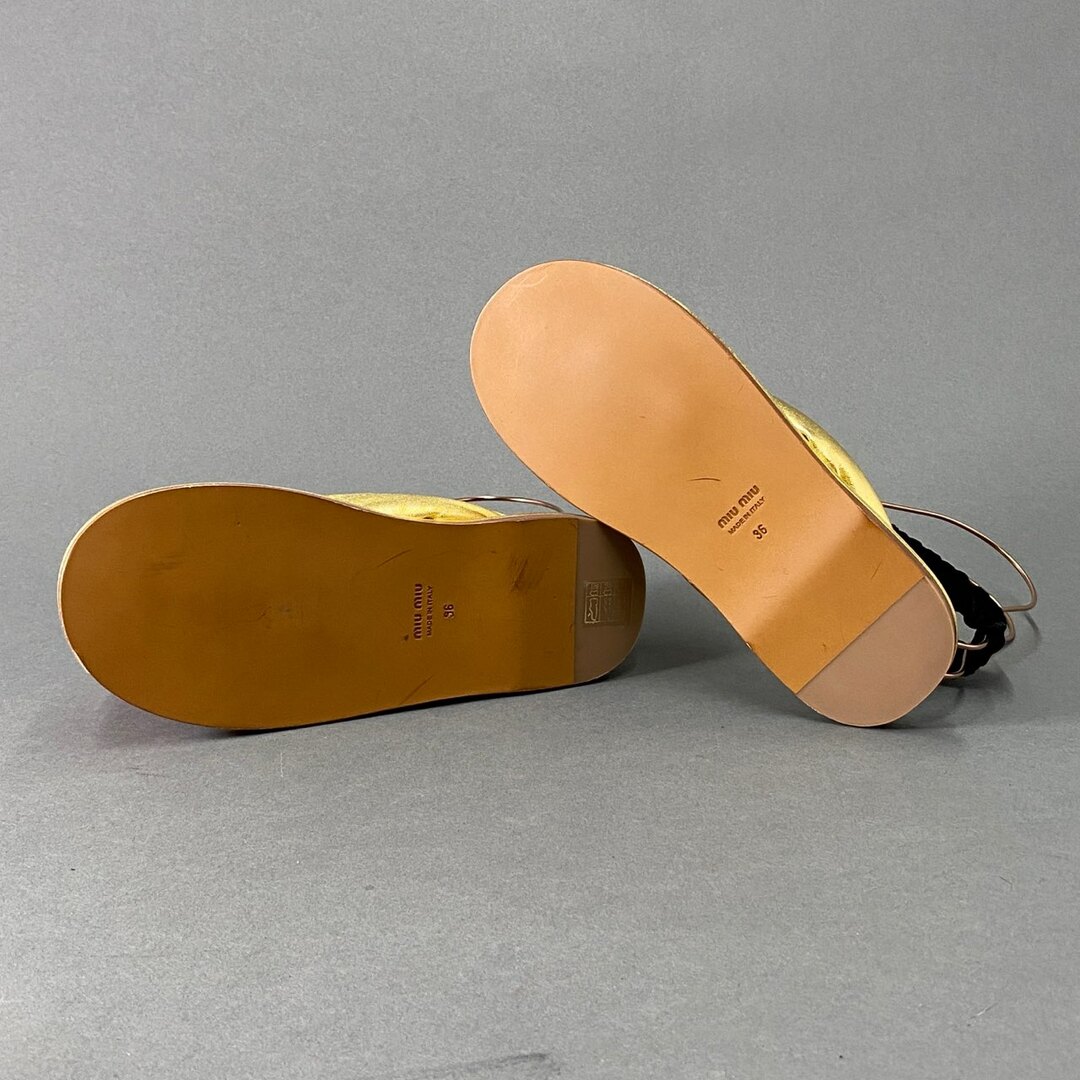 miumiu(ミュウミュウ)の1L10《未使用》miumiu ミュウミュウ Knotted Flat Sandals フラットレザーサンダル 36(22～23cm程度) ピンク ゴールド イタリア製 レディースの靴/シューズ(サンダル)の商品写真