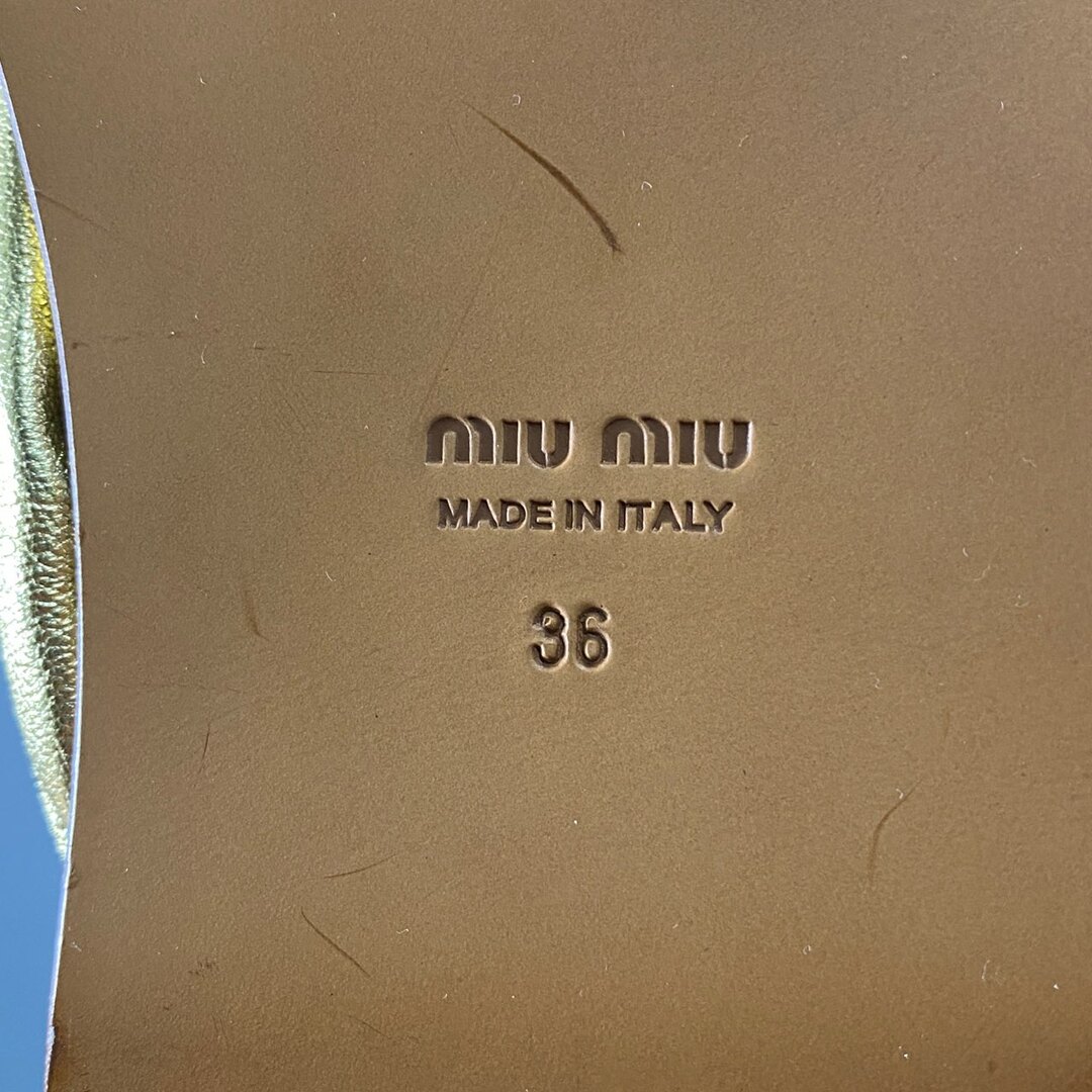 miumiu(ミュウミュウ)の1L10《未使用》miumiu ミュウミュウ Knotted Flat Sandals フラットレザーサンダル 36(22～23cm程度) ピンク ゴールド イタリア製 レディースの靴/シューズ(サンダル)の商品写真