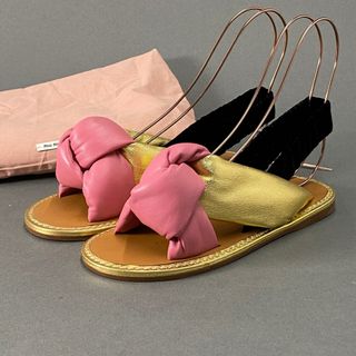 ミュウミュウ(miumiu)の1L10《未使用》miumiu ミュウミュウ Knotted Flat Sandals フラットレザーサンダル 36(22～23cm程度) ピンク ゴールド イタリア製(サンダル)