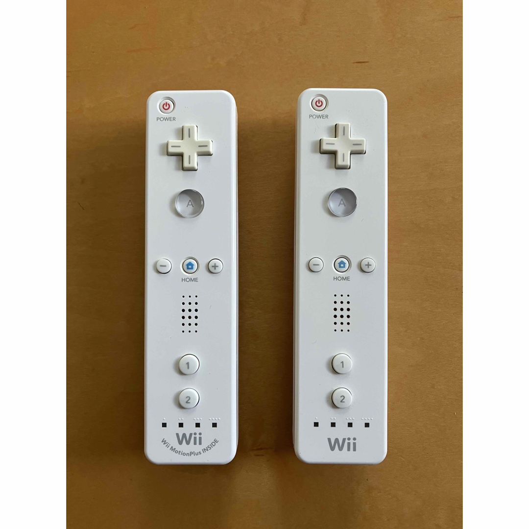 Wii(ウィー)のWii コントローラー　2個 エンタメ/ホビーのゲームソフト/ゲーム機本体(その他)の商品写真