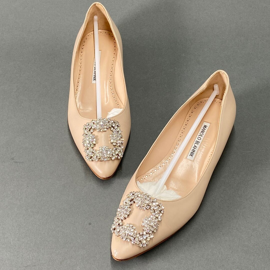 MANOLO BLAHNIK(マノロブラニク)の1L10 MANOLO BLAHNIK マノロブラニク HANGISI ハンギシ フラットシューズ 36(23cm相当) ピンク レザー シューズ ビジュー レディースの靴/シューズ(ハイヒール/パンプス)の商品写真