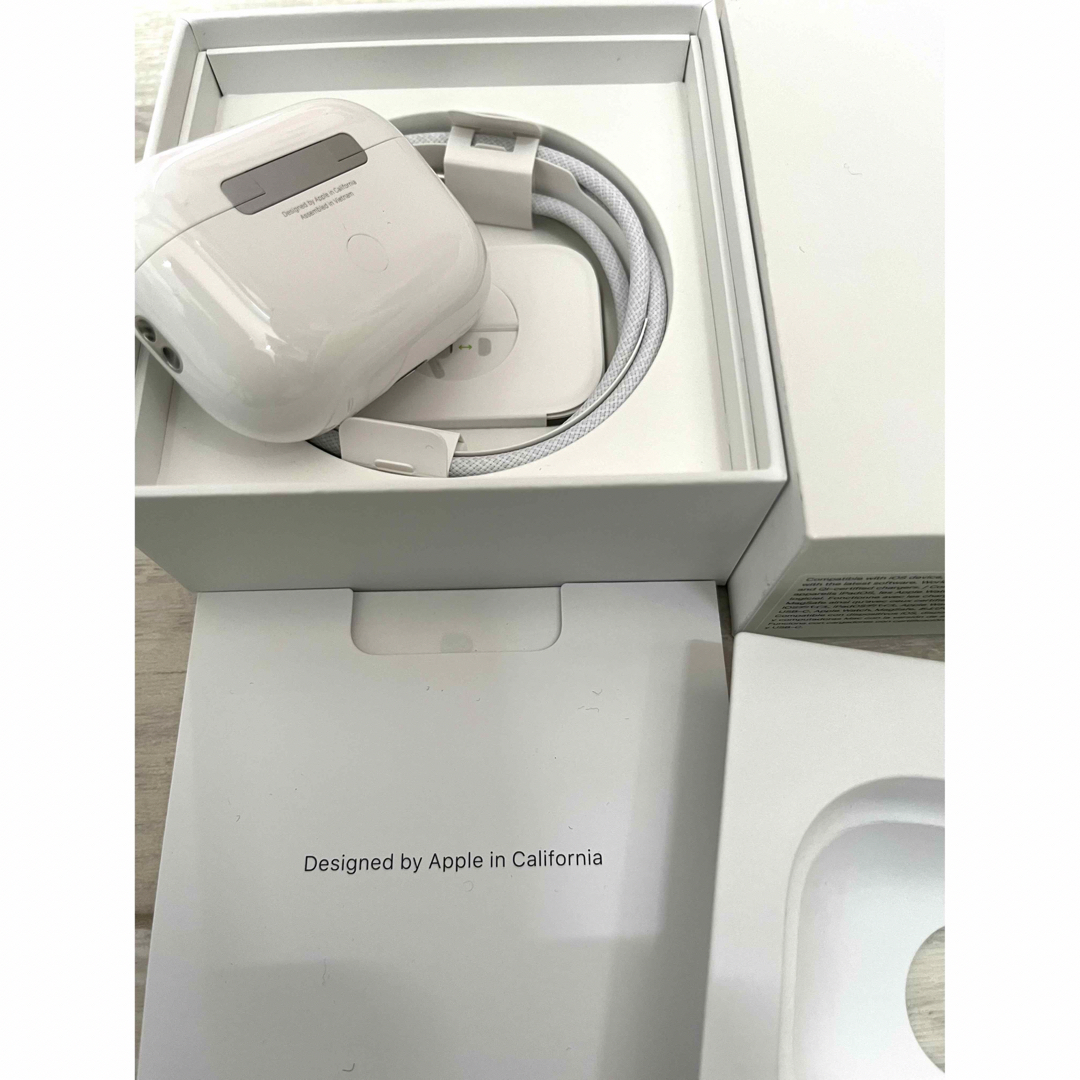 Apple(アップル)のAirPods Pro 第2世代 MagSafe MTJV3J/A スマホ/家電/カメラのオーディオ機器(ヘッドフォン/イヤフォン)の商品写真