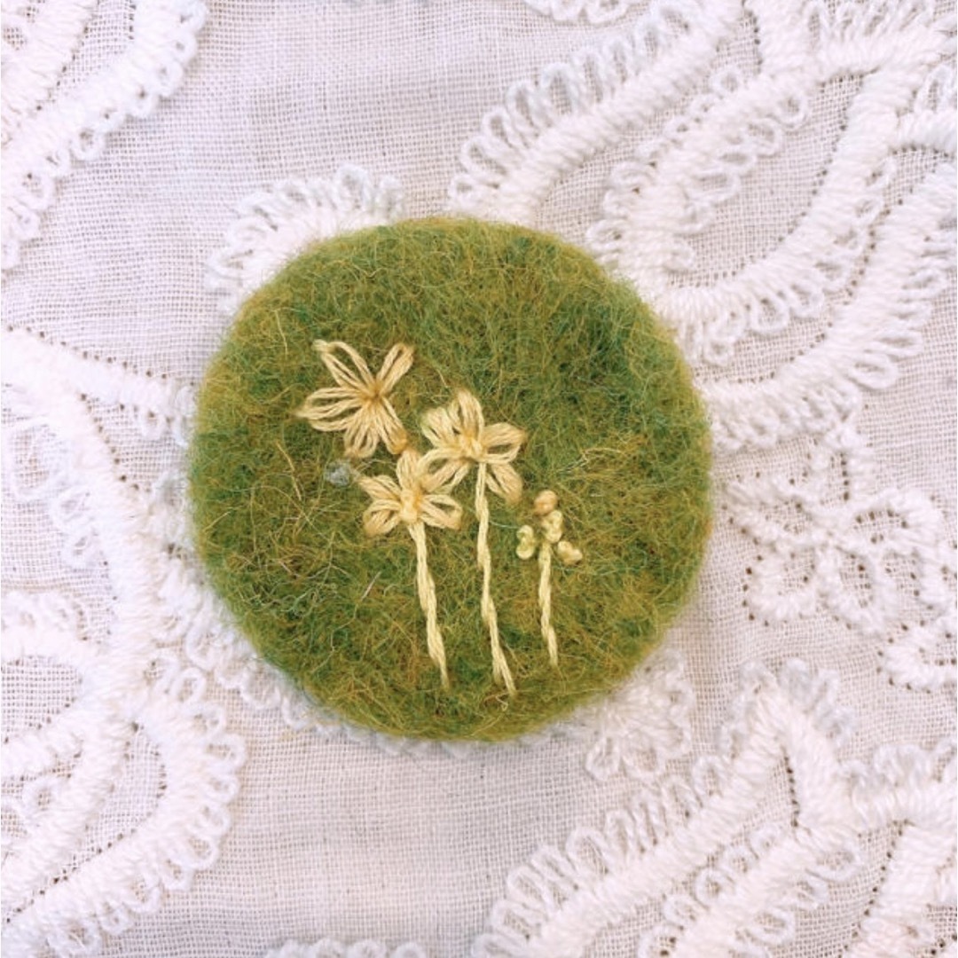 【ハンドメイド】ブローチ 羊毛 朱色 エメラルドグリーン 緑 刺繍 ハンドメイドのアクセサリー(コサージュ/ブローチ)の商品写真