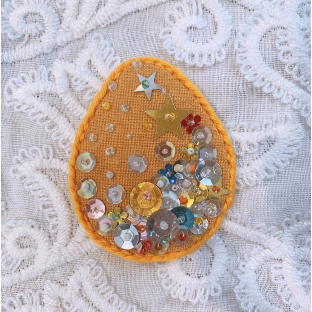 【ハンドメイド】ブローチ 卵形 オレンジ色 スパンコール ハンドメイドのアクセサリー(コサージュ/ブローチ)の商品写真