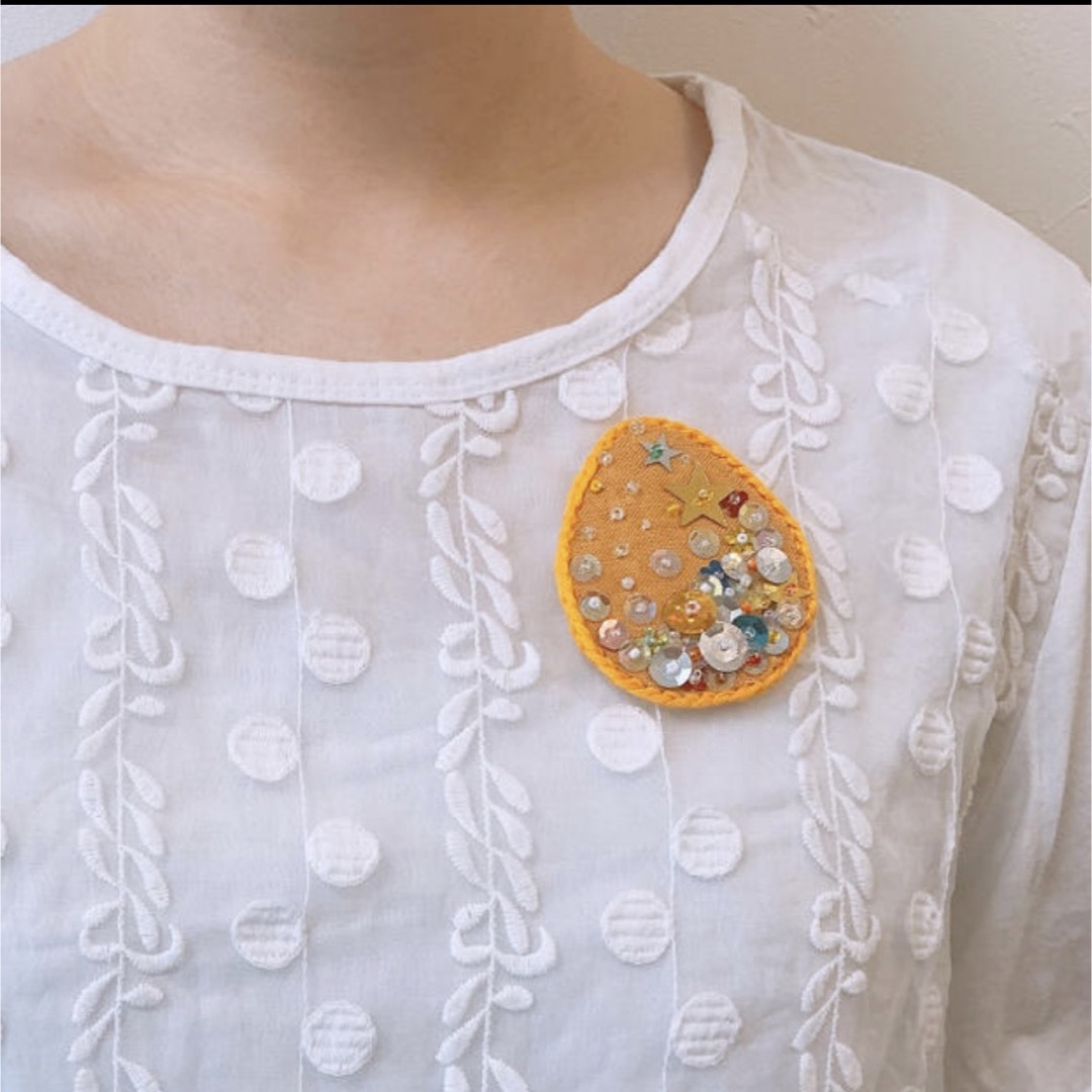 【ハンドメイド】ブローチ 卵形 オレンジ色 スパンコール ハンドメイドのアクセサリー(コサージュ/ブローチ)の商品写真