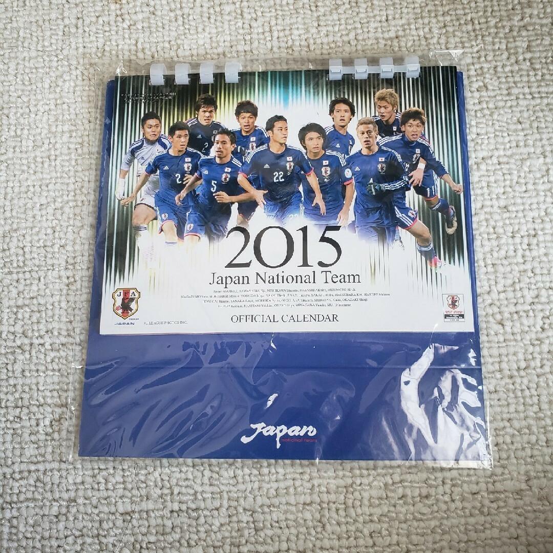 サッカー　2015年　日本代表卓上カレンダー エンタメ/ホビーのタレントグッズ(スポーツ選手)の商品写真