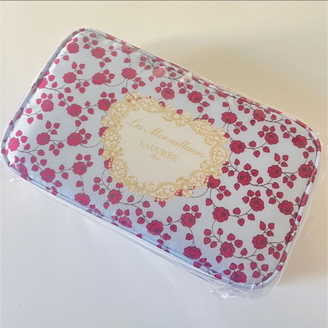 LADUREE(ラデュレ)の【処分】新品未使用❤️ラデュレ　ポーチ　ノベルティ　ブルー　大容量 レディースのファッション小物(ポーチ)の商品写真