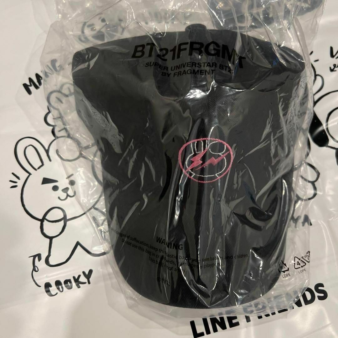 FRAGMENT(フラグメント)のBT21 X FRAGMENT CAP COOKY  ショッピングバッグ付き エンタメ/ホビーのタレントグッズ(アイドルグッズ)の商品写真